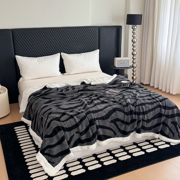 91家纺网 家纺一手货源 找家纺 梵克保罗 2025新款双层色织阳离子斑马纹提花塔芙绒羊羔绒跨境双层毛毯盖毯毯子 灰斑马纹