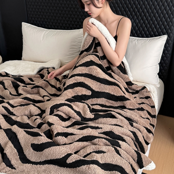 91家纺网 家纺一手货源 找家纺 梵克保罗 2025新款双层色织阳离子斑马纹提花塔芙绒羊羔绒跨境双层毛毯盖毯毯子 驼斑马纹