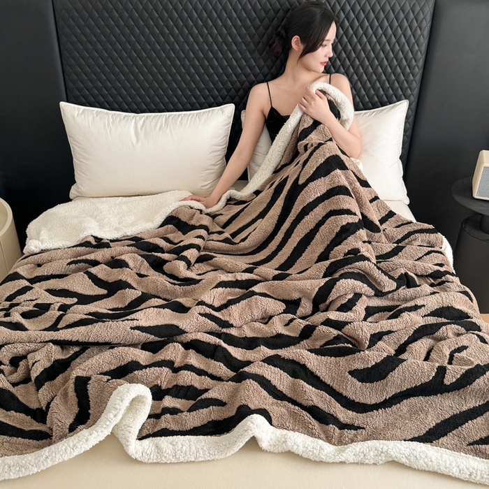 91家纺网 家纺一手货源 找家纺 梵克保罗 2025新款双层色织阳离子斑马纹提花塔芙绒羊羔绒跨境双层毛毯盖毯毯子 驼斑马纹