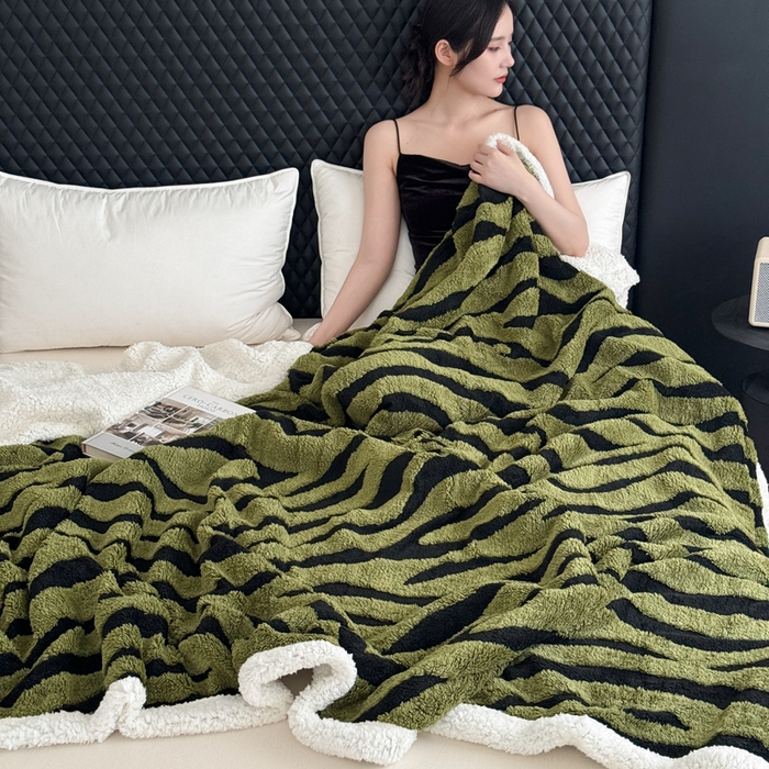 91家纺网 家纺一手货源 找家纺 梵克保罗 2025新款双层色织阳离子斑马纹提花塔芙绒羊羔绒跨境双层毛毯盖毯毯子 绿斑马纹
