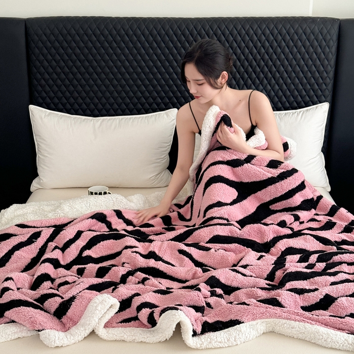 91家纺网 家纺一手货源 找家纺 梵克保罗 2025新款双层色织阳离子斑马纹提花塔芙绒羊羔绒跨境双层毛毯盖毯毯子 粉斑马纹