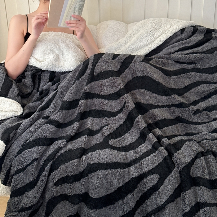 91家纺网 家纺一手货源 找家纺 梵克保罗 2025新款双层色织阳离子斑马纹提花塔芙绒羊羔绒跨境双层毛毯盖毯毯子 灰斑马纹