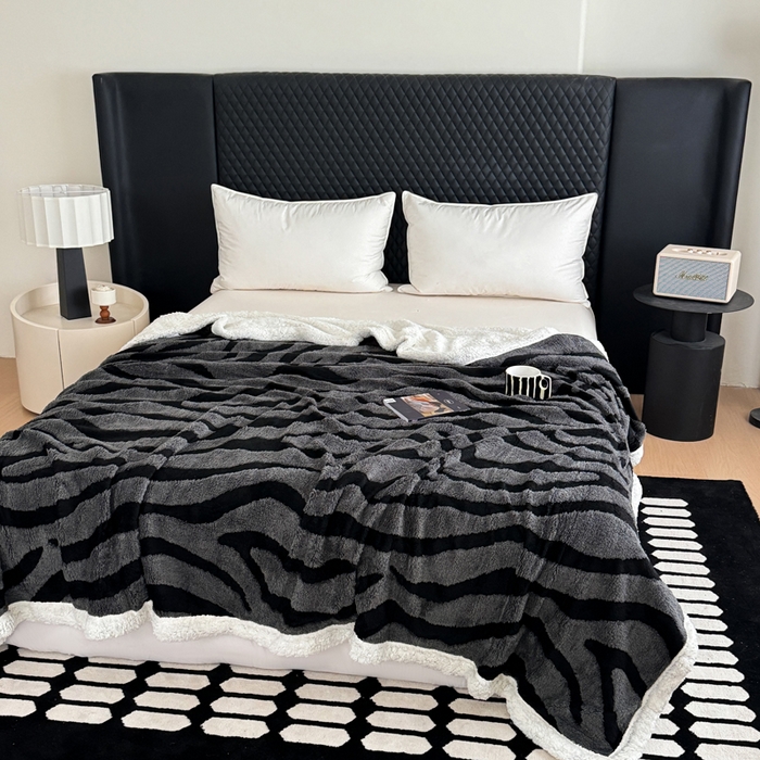 91家纺网 家纺一手货源 找家纺 梵克保罗 2025新款双层色织阳离子斑马纹提花塔芙绒羊羔绒跨境双层毛毯盖毯毯子 灰斑马纹