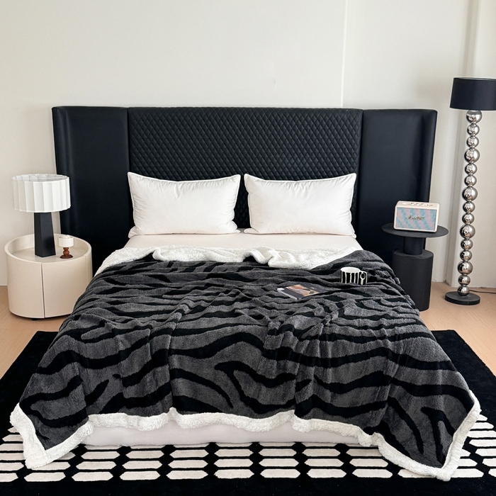 91家纺网 家纺一手货源 找家纺 梵克保罗 2025新款双层色织阳离子斑马纹提花塔芙绒羊羔绒跨境双层毛毯盖毯毯子 灰斑马纹