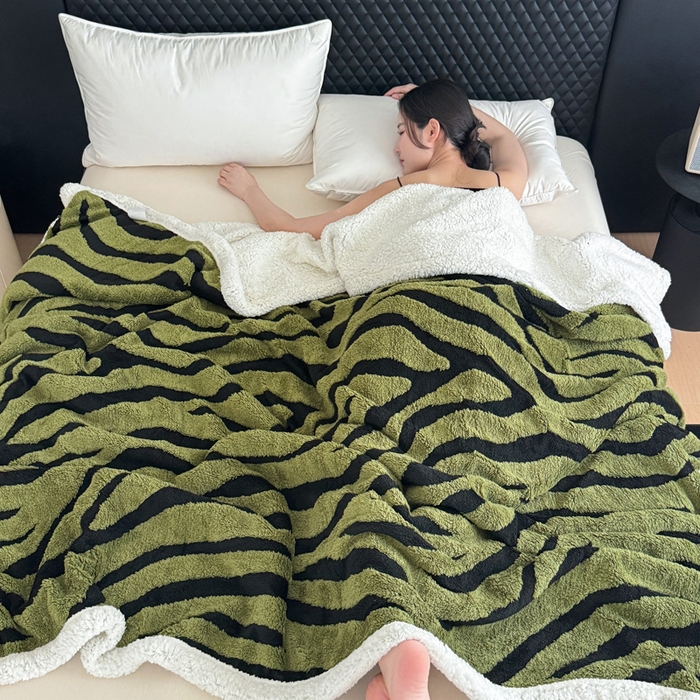 91家纺网 家纺一手货源 找家纺 梵克保罗 2025新款双层色织阳离子斑马纹提花塔芙绒羊羔绒跨境双层毛毯盖毯毯子 绿斑马纹