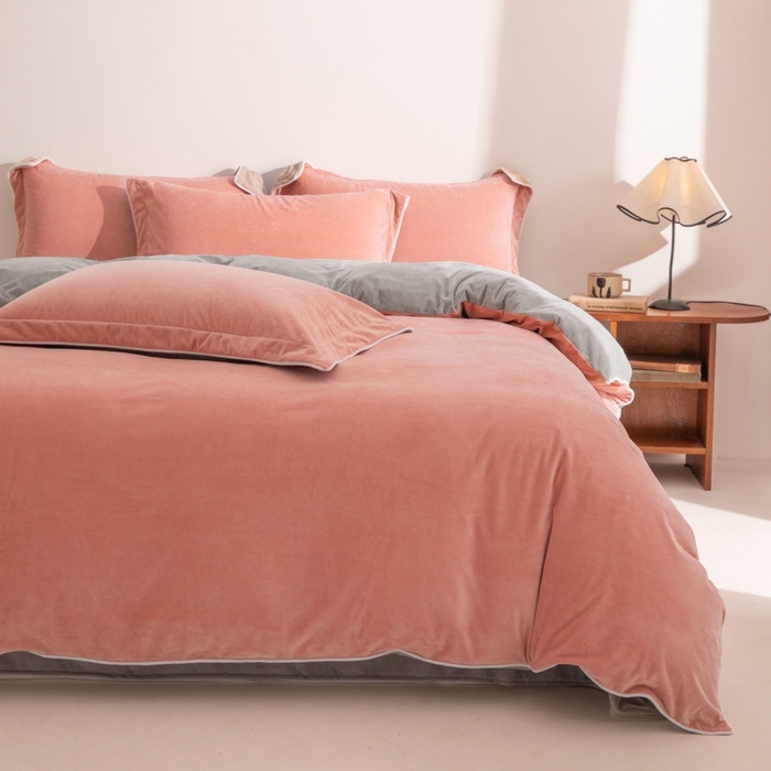 91家纺网 家纺一手货源 找家纺 ONE TWO ONE 121 新品【婴儿绒四件套】2025毛毯被子四件套单件床单被套床笠珊瑚绒牛奶绒冬被法兰绒兔毛绒 橘粉-浅灰