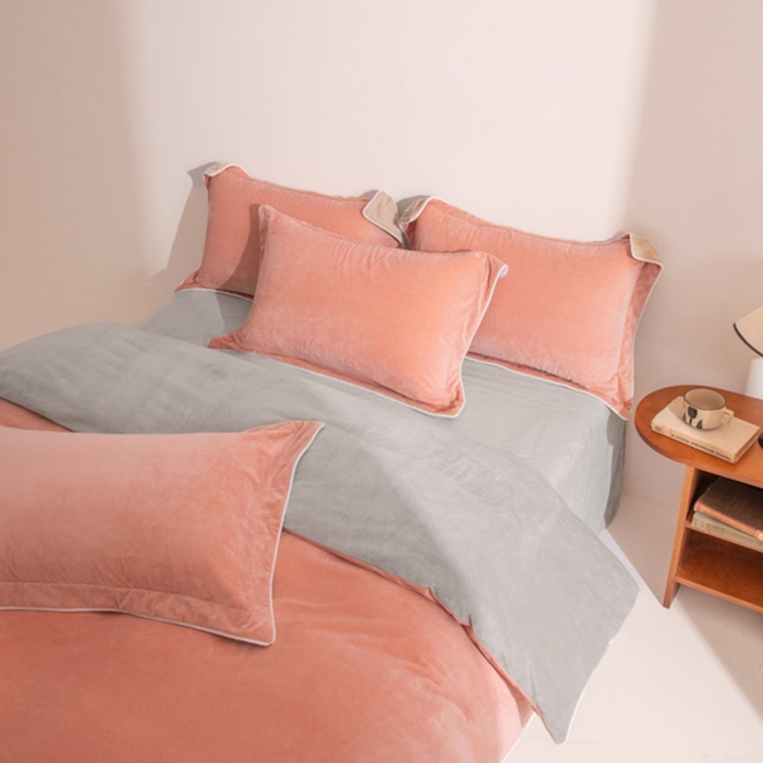 91家纺网 家纺一手货源 找家纺 ONE TWO ONE 121 新品【婴儿绒四件套】2025毛毯被子四件套单件床单被套床笠珊瑚绒牛奶绒冬被法兰绒兔毛绒 橘粉-浅灰