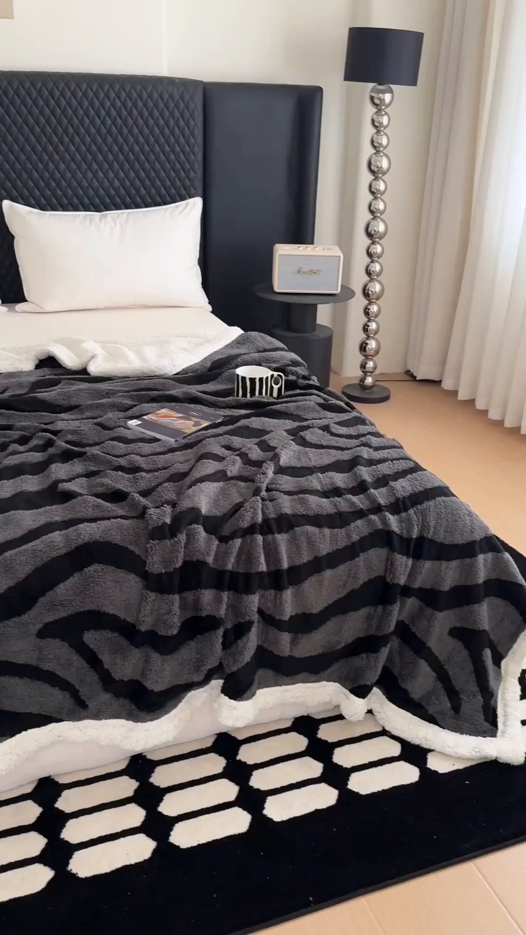 91家纺网 家纺一手货源 找家纺 梵克保罗 2025新款双层色织阳离子斑马纹提花塔芙绒羊羔绒跨境双层毛毯盖毯毯子 灰斑马纹