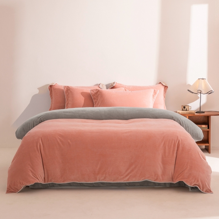 91家纺网 家纺一手货源 找家纺 ONE TWO ONE 121 新品【婴儿绒四件套】2025毛毯被子四件套单件床单被套床笠珊瑚绒牛奶绒冬被法兰绒兔毛绒 橘粉-浅灰