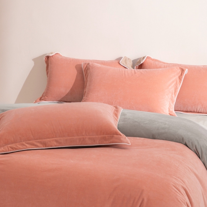 91家纺网 家纺一手货源 找家纺 ONE TWO ONE 121 新品【婴儿绒四件套】2025毛毯被子四件套单件床单被套床笠珊瑚绒牛奶绒冬被法兰绒兔毛绒 橘粉-浅灰