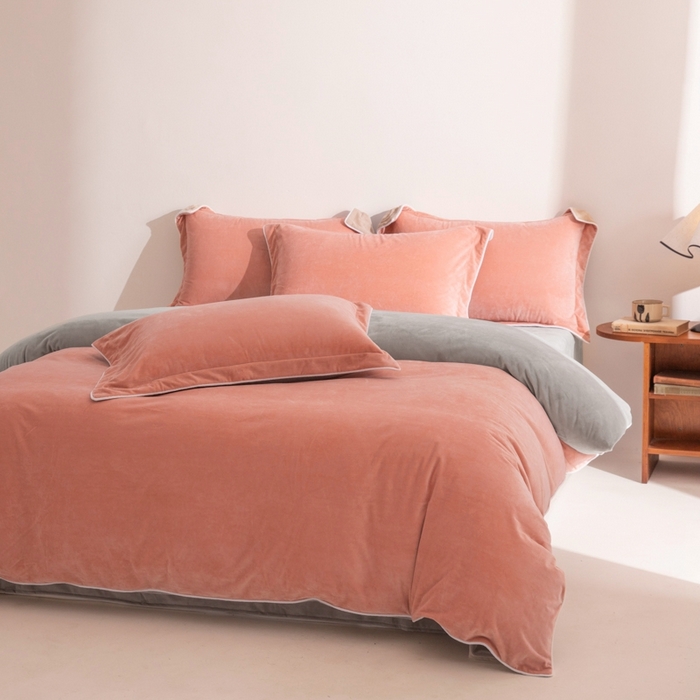 91家纺网 家纺一手货源 找家纺 ONE TWO ONE 121 新品【婴儿绒四件套】2025毛毯被子四件套单件床单被套床笠珊瑚绒牛奶绒冬被法兰绒兔毛绒 橘粉-浅灰