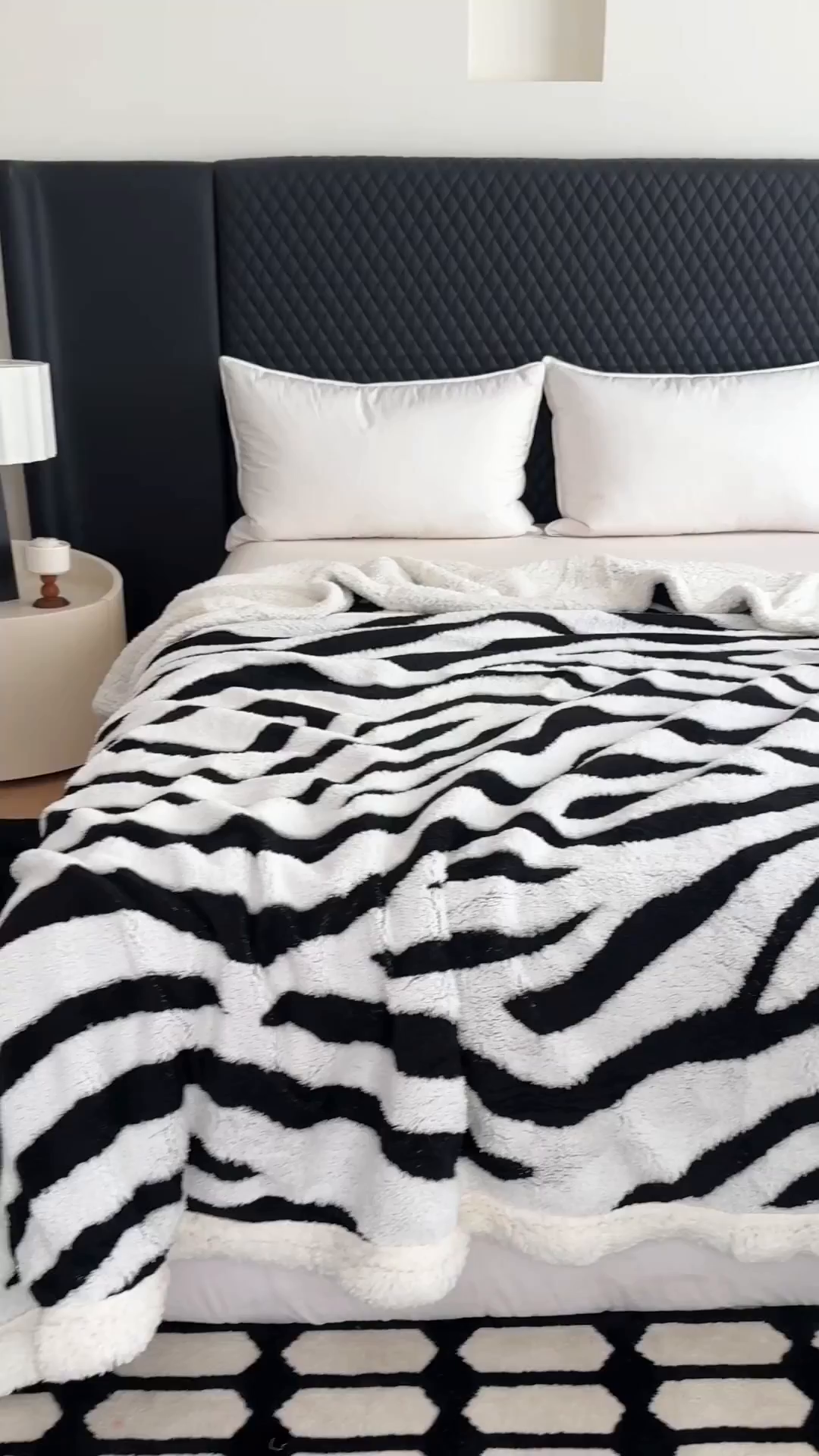 91家纺网 家纺一手货源 找家纺 （总）梵克保罗 2025新款双层色织阳离子斑马纹提花塔芙绒羊羔绒跨境双层毛毯盖毯毯子