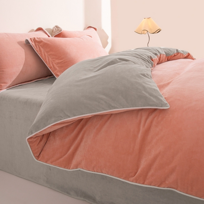 91家纺网 家纺一手货源 找家纺 ONE TWO ONE 121 新品【婴儿绒四件套】2025毛毯被子四件套单件床单被套床笠珊瑚绒牛奶绒冬被法兰绒兔毛绒 橘粉-浅灰