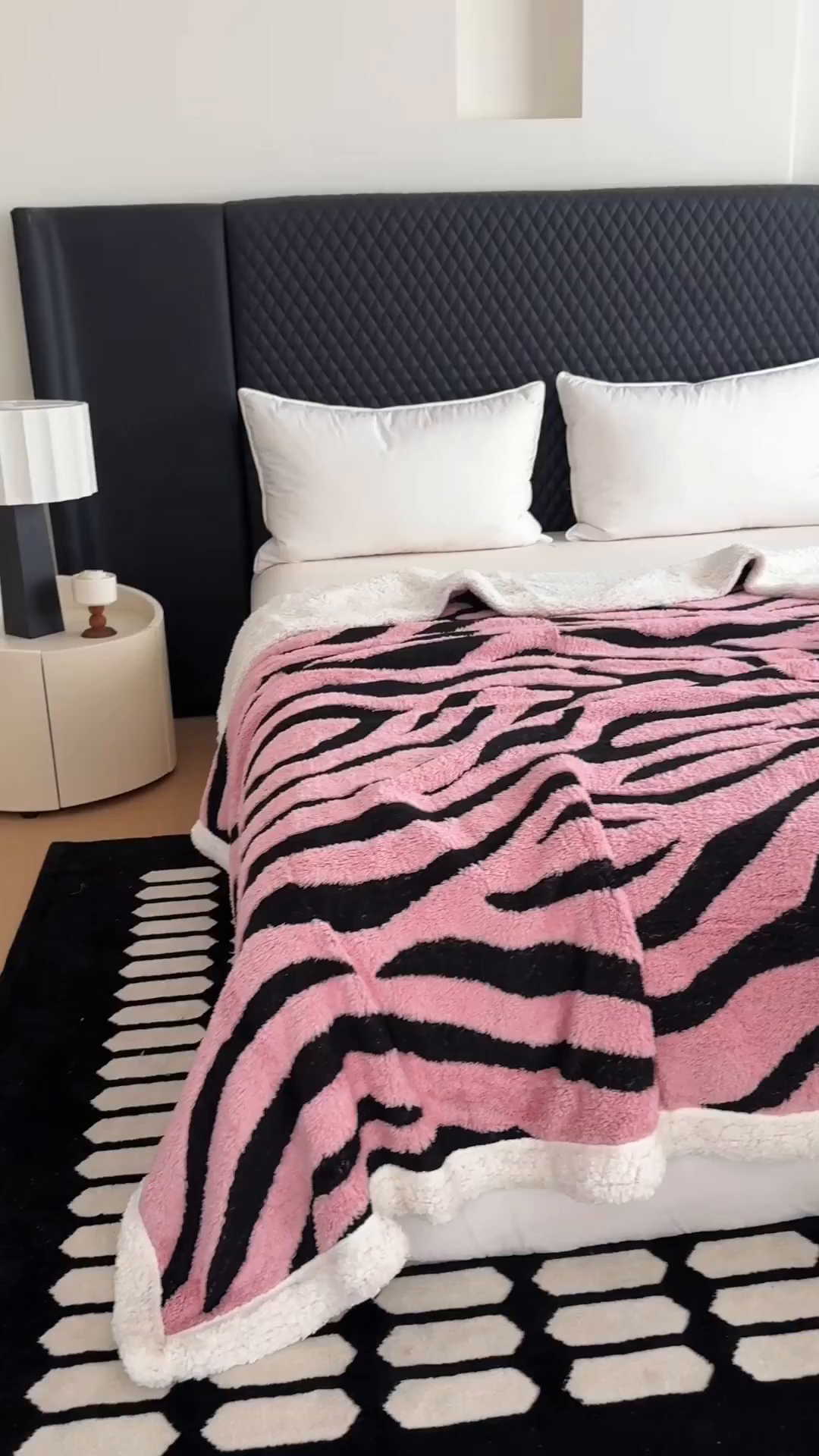 91家纺网 家纺一手货源 找家纺 梵克保罗 2025新款双层色织阳离子斑马纹提花塔芙绒羊羔绒跨境双层毛毯盖毯毯子 粉斑马纹