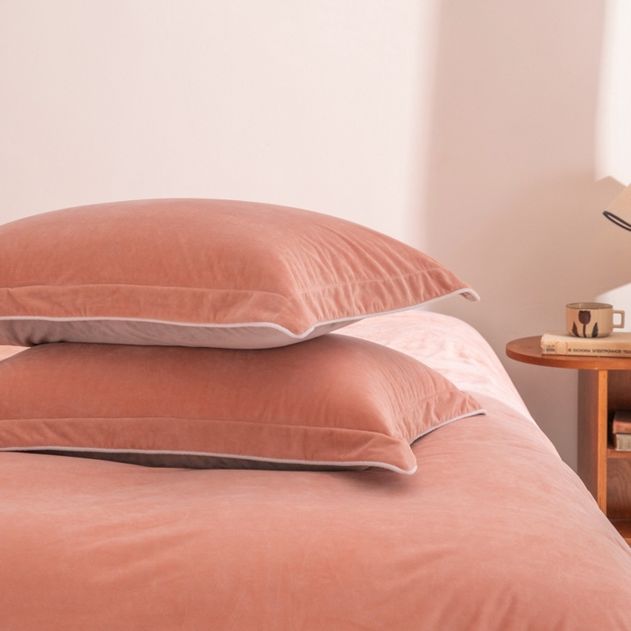 91家纺网 家纺一手货源 找家纺 ONE TWO ONE 121 新品【婴儿绒四件套】2025毛毯被子四件套单件床单被套床笠珊瑚绒牛奶绒冬被法兰绒兔毛绒 橘粉-浅灰