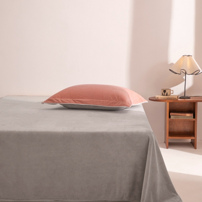 91家纺网 家纺一手货源 找家纺 ONE TWO ONE 121 新品【婴儿绒四件套】2025毛毯被子四件套单件床单被套床笠珊瑚绒牛奶绒冬被法兰绒兔毛绒 橘粉-浅灰