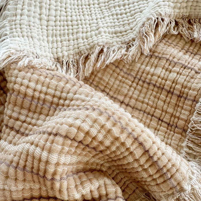 91家纺网 家纺一手货源 找家纺 梵克保罗 2025新款双层纱流苏全棉纯棉毯纯棉流苏款盖毯毯子夏被夏凉被空调被 条纹驼