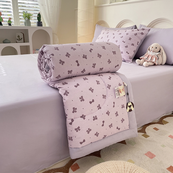 91家纺网 家纺一手货源 找家纺 梵克保罗 2025新款全棉夏被碎花卡通小清新简约纯棉夏凉被夏被四件套三件套 紫色蝴蝶结