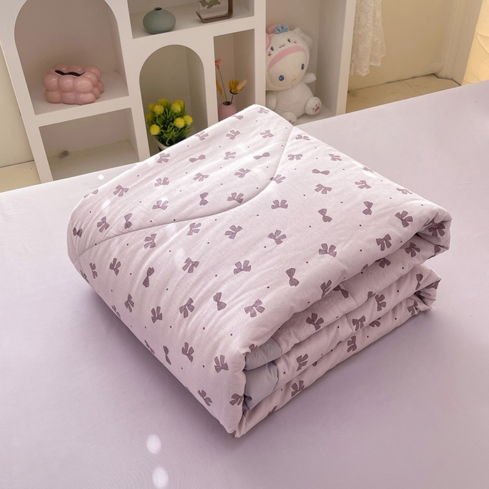 91家纺网 家纺一手货源 找家纺 梵克保罗 2025新款全棉夏被碎花卡通小清新简约纯棉夏凉被夏被四件套三件套 紫色蝴蝶结