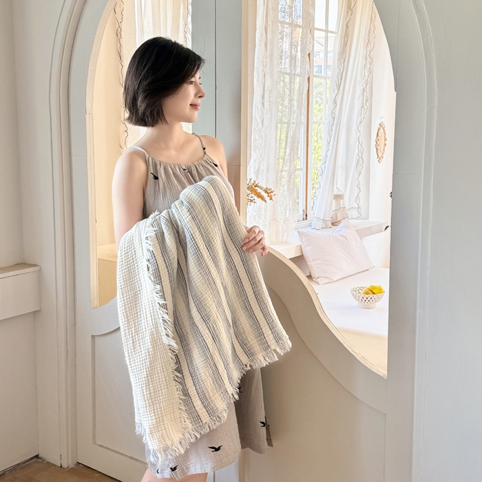 91家纺网 家纺一手货源 找家纺 梵克保罗 2025新款双层纱流苏全棉纯棉毯纯棉流苏款盖毯毯子夏被夏凉被空调被 条纹蓝