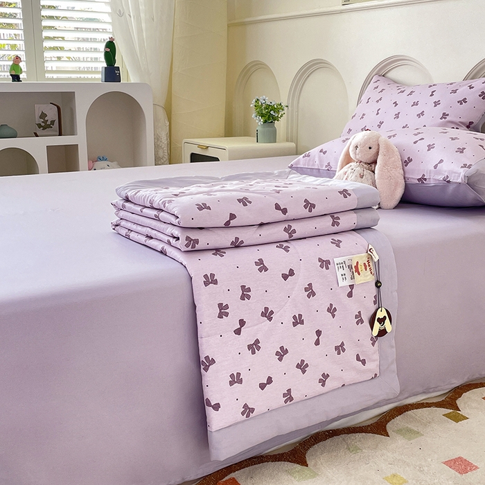 91家纺网 家纺一手货源 找家纺 梵克保罗 2025新款全棉夏被碎花卡通小清新简约纯棉夏凉被夏被四件套三件套 紫色蝴蝶结