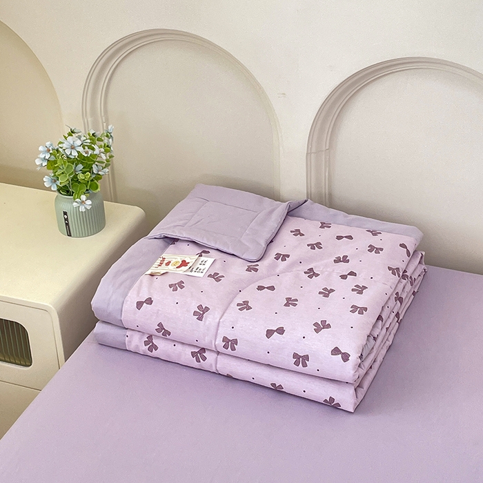 91家纺网 家纺一手货源 找家纺 梵克保罗 2025新款全棉夏被碎花卡通小清新简约纯棉夏凉被夏被四件套三件套 紫色蝴蝶结