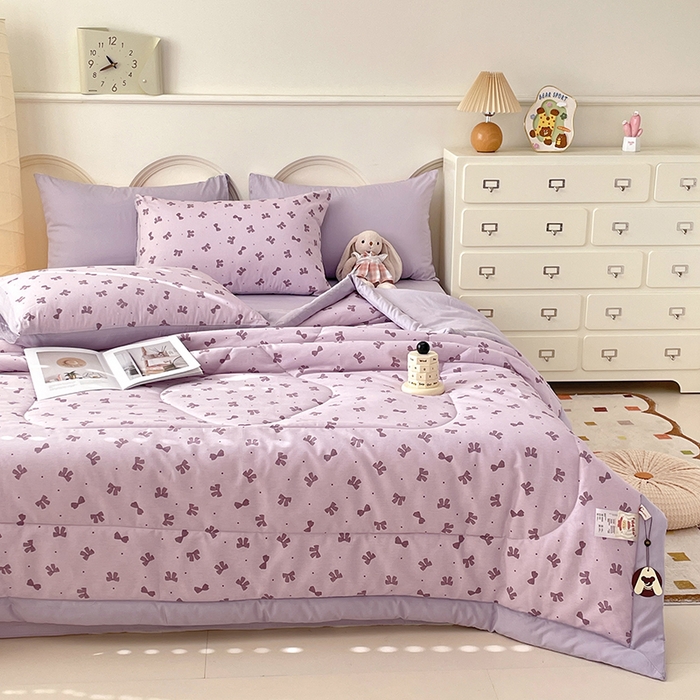 91家纺网 家纺一手货源 找家纺 梵克保罗 2025新款全棉夏被碎花卡通小清新简约纯棉夏凉被夏被四件套三件套 紫色蝴蝶结