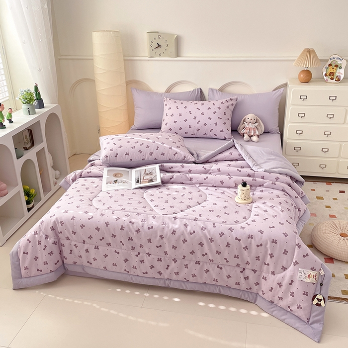 91家纺网 家纺一手货源 找家纺 梵克保罗 2025新款全棉夏被碎花卡通小清新简约纯棉夏凉被夏被四件套三件套 紫色蝴蝶结