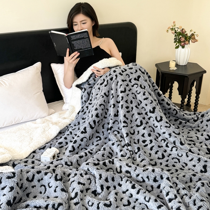 91家纺网 家纺一手货源 找家纺 梵克保罗 2025新款双层阳离子豹纹提花塔芙绒羊羔绒跨境双层毛毯盖毯毯子 豹纹灰