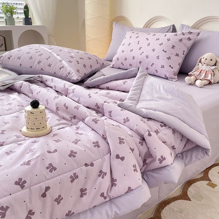 91家纺网 家纺一手货源 找家纺 梵克保罗 2025新款全棉夏被碎花卡通小清新简约纯棉夏凉被夏被四件套三件套 紫色蝴蝶结