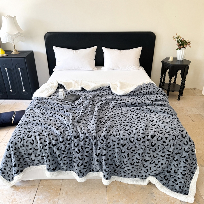 91家纺网 家纺一手货源 找家纺 梵克保罗 2025新款双层阳离子豹纹提花塔芙绒羊羔绒跨境双层毛毯盖毯毯子 豹纹灰