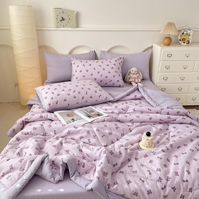 91家纺网 家纺一手货源 找家纺 梵克保罗 2025新款全棉夏被碎花卡通小清新简约纯棉夏凉被夏被四件套三件套 紫色蝴蝶结