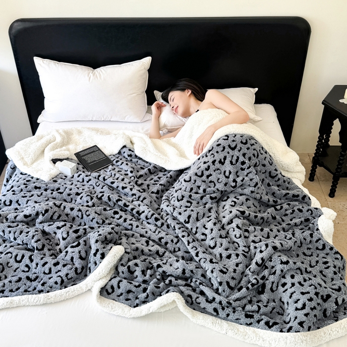 91家纺网 家纺一手货源 找家纺 梵克保罗 2025新款双层阳离子豹纹提花塔芙绒羊羔绒跨境双层毛毯盖毯毯子 豹纹灰
