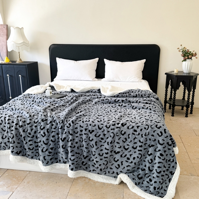 91家纺网 家纺一手货源 找家纺 梵克保罗 2025新款双层阳离子豹纹提花塔芙绒羊羔绒跨境双层毛毯盖毯毯子 豹纹灰