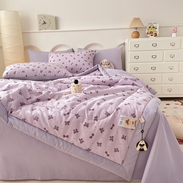 91家纺网 家纺一手货源 找家纺 梵克保罗 2025新款全棉夏被碎花卡通小清新简约纯棉夏凉被夏被四件套三件套 紫色蝴蝶结