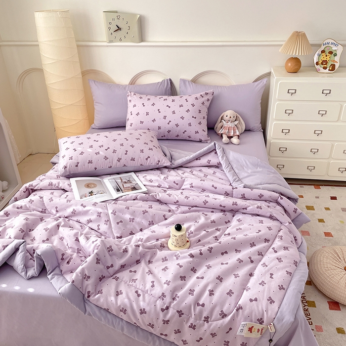 91家纺网 家纺一手货源 找家纺 梵克保罗 2025新款全棉夏被碎花卡通小清新简约纯棉夏凉被夏被四件套三件套 紫色蝴蝶结
