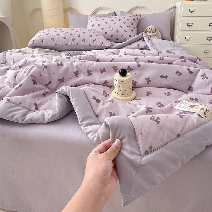 91家纺网 家纺一手货源 找家纺 梵克保罗 2025新款全棉夏被碎花卡通小清新简约纯棉夏凉被夏被四件套三件套 紫色蝴蝶结
