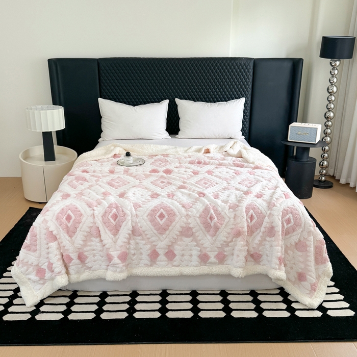 91家纺网 家纺一手货源 找家纺 （总）梵克保罗 2025新款轻奢阳离子提花镂空塔芙绒羊羔绒保暖午睡双层毛毯办公室盖毯