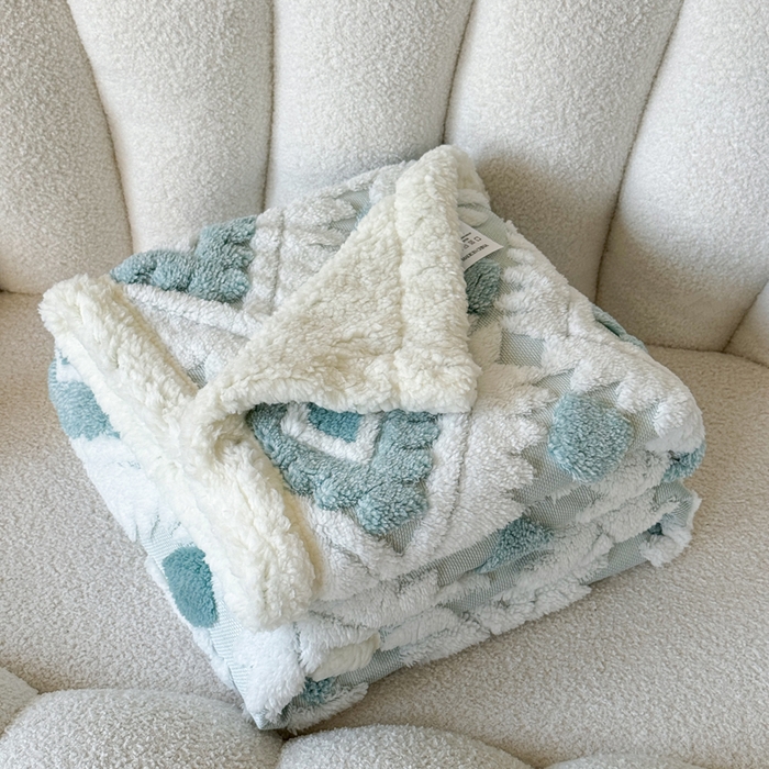 91家纺网 家纺一手货源 找家纺 梵克保罗 2025新款轻奢阳离子提花镂空塔芙绒羊羔绒保暖午睡双层毛毯办公室盖毯 蓝色