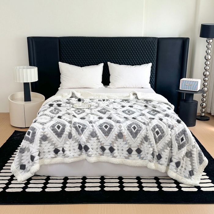 91家纺网 家纺一手货源 找家纺 梵克保罗 2025新款轻奢阳离子提花镂空塔芙绒羊羔绒保暖午睡双层毛毯办公室盖毯 灰色