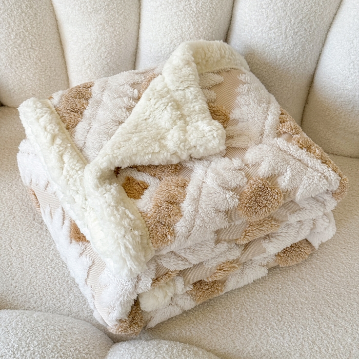 91家纺网 家纺一手货源 找家纺 梵克保罗 2025新款轻奢阳离子提花镂空塔芙绒羊羔绒保暖午睡双层毛毯办公室盖毯 驼色