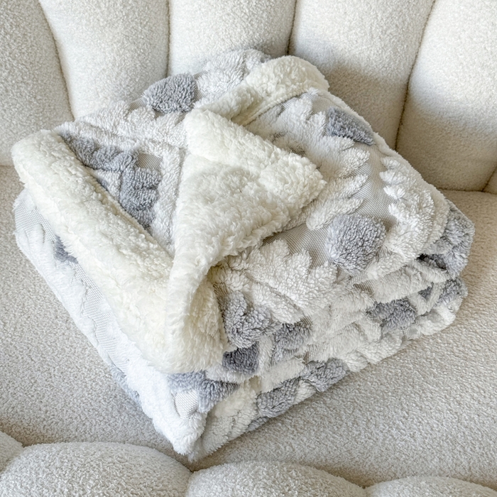 91家纺网 家纺一手货源 找家纺 梵克保罗 2025新款轻奢阳离子提花镂空塔芙绒羊羔绒保暖午睡双层毛毯办公室盖毯 浅灰