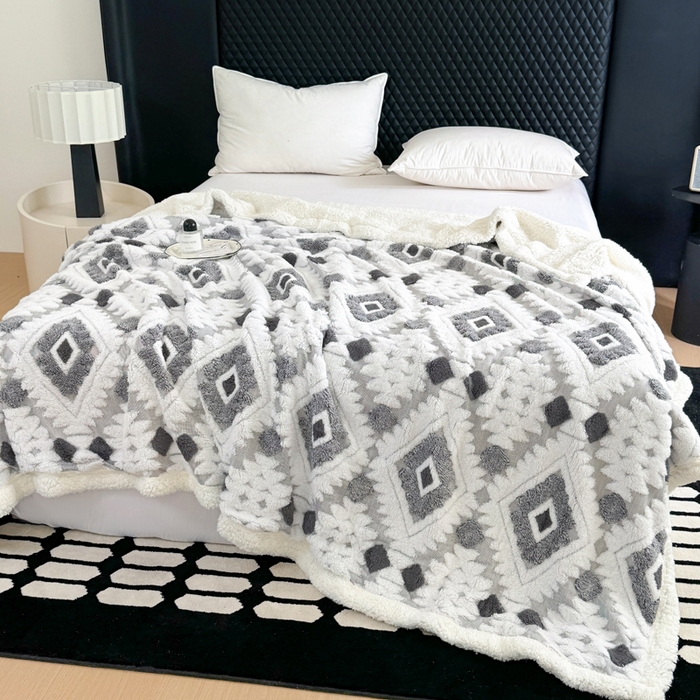 91家纺网 家纺一手货源 找家纺 梵克保罗 2025新款轻奢阳离子提花镂空塔芙绒羊羔绒保暖午睡双层毛毯办公室盖毯 灰色