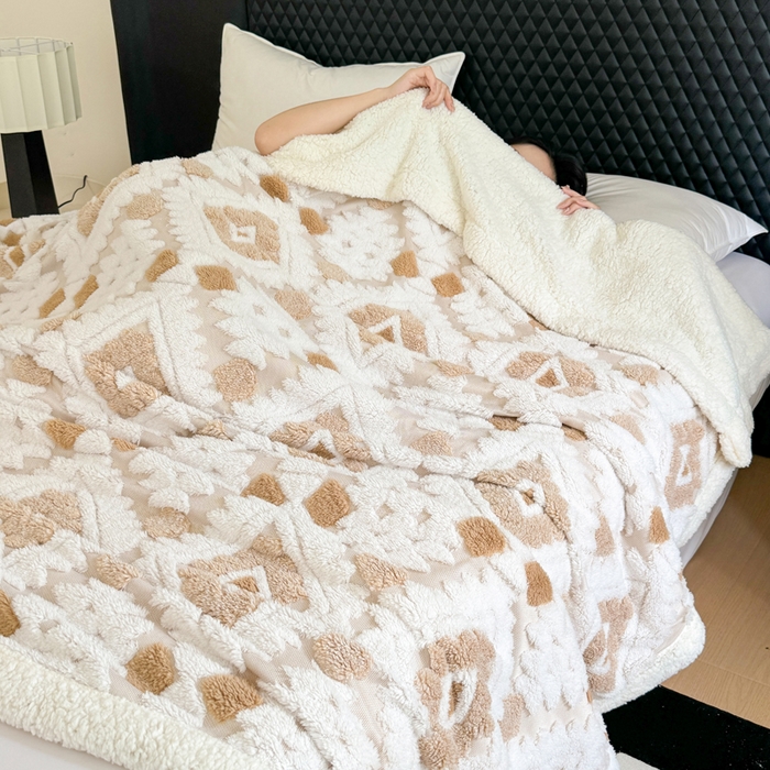 91家纺网 家纺一手货源 找家纺 梵克保罗 2025新款轻奢阳离子提花镂空塔芙绒羊羔绒保暖午睡双层毛毯办公室盖毯 驼色