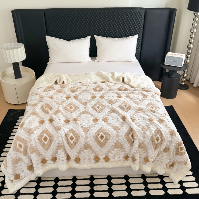 91家纺网 家纺一手货源 找家纺 梵克保罗 2025新款轻奢阳离子提花镂空塔芙绒羊羔绒保暖午睡双层毛毯办公室盖毯 驼色