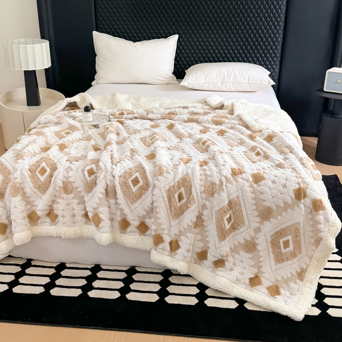 91家纺网 家纺一手货源 找家纺 梵克保罗 2025新款轻奢阳离子提花镂空塔芙绒羊羔绒保暖午睡双层毛毯办公室盖毯 驼色