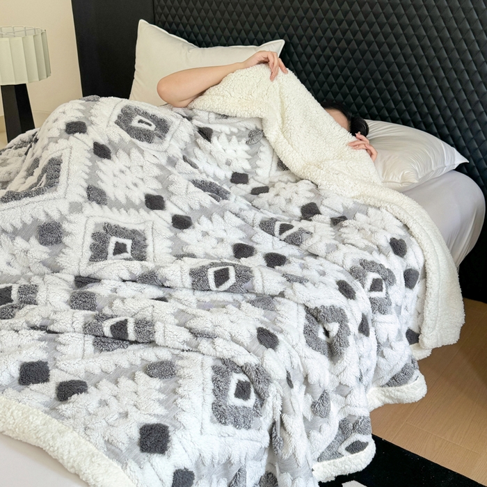 91家纺网 家纺一手货源 找家纺 梵克保罗 2025新款轻奢阳离子提花镂空塔芙绒羊羔绒保暖午睡双层毛毯办公室盖毯 灰色