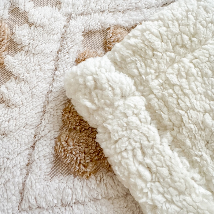 91家纺网 家纺一手货源 找家纺 梵克保罗 2025新款轻奢阳离子提花镂空塔芙绒羊羔绒保暖午睡双层毛毯办公室盖毯 驼色