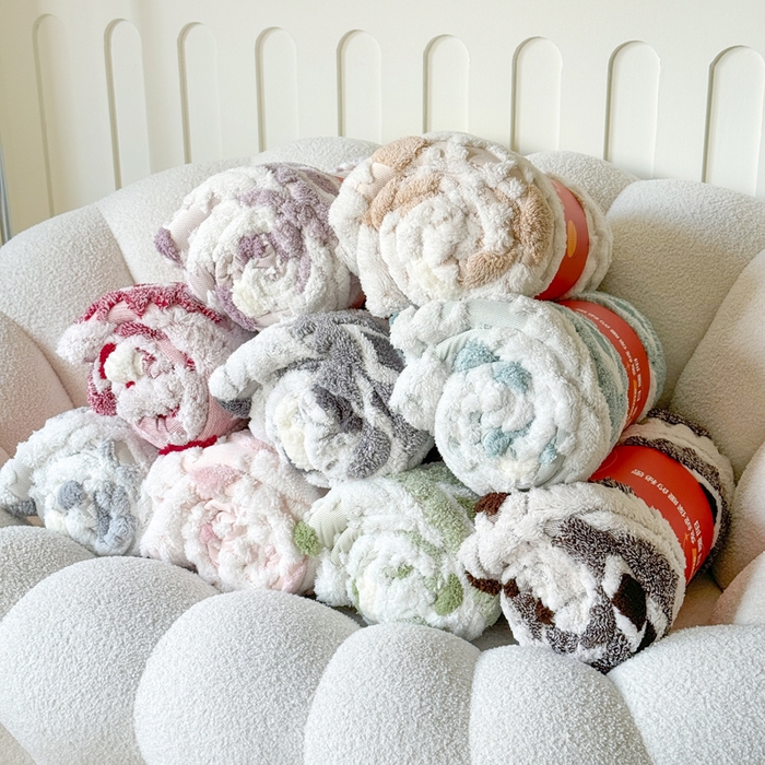 91家纺网 家纺一手货源 找家纺 梵克保罗 2025新款轻奢阳离子提花镂空塔芙绒羊羔绒保暖午睡双层毛毯办公室盖毯 组合图