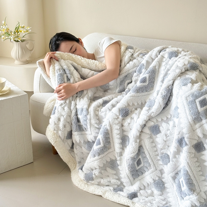 91家纺网 家纺一手货源 找家纺 梵克保罗 2025新款轻奢阳离子提花镂空塔芙绒羊羔绒保暖午睡双层毛毯办公室盖毯 浅灰